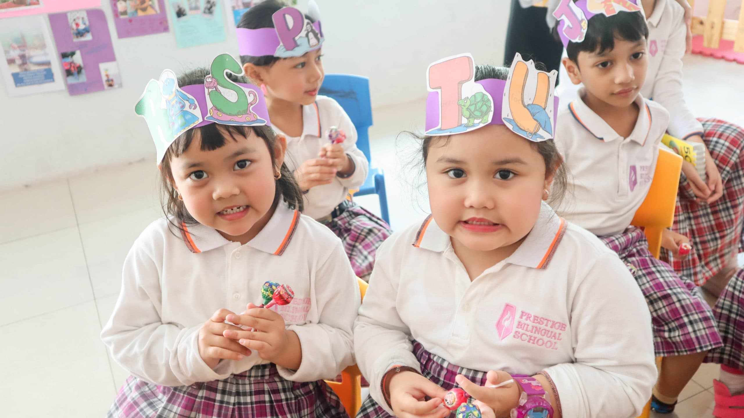 Anak-anak Taman Kanak-kanak mengenakan mahkota kertas buatan sendiri