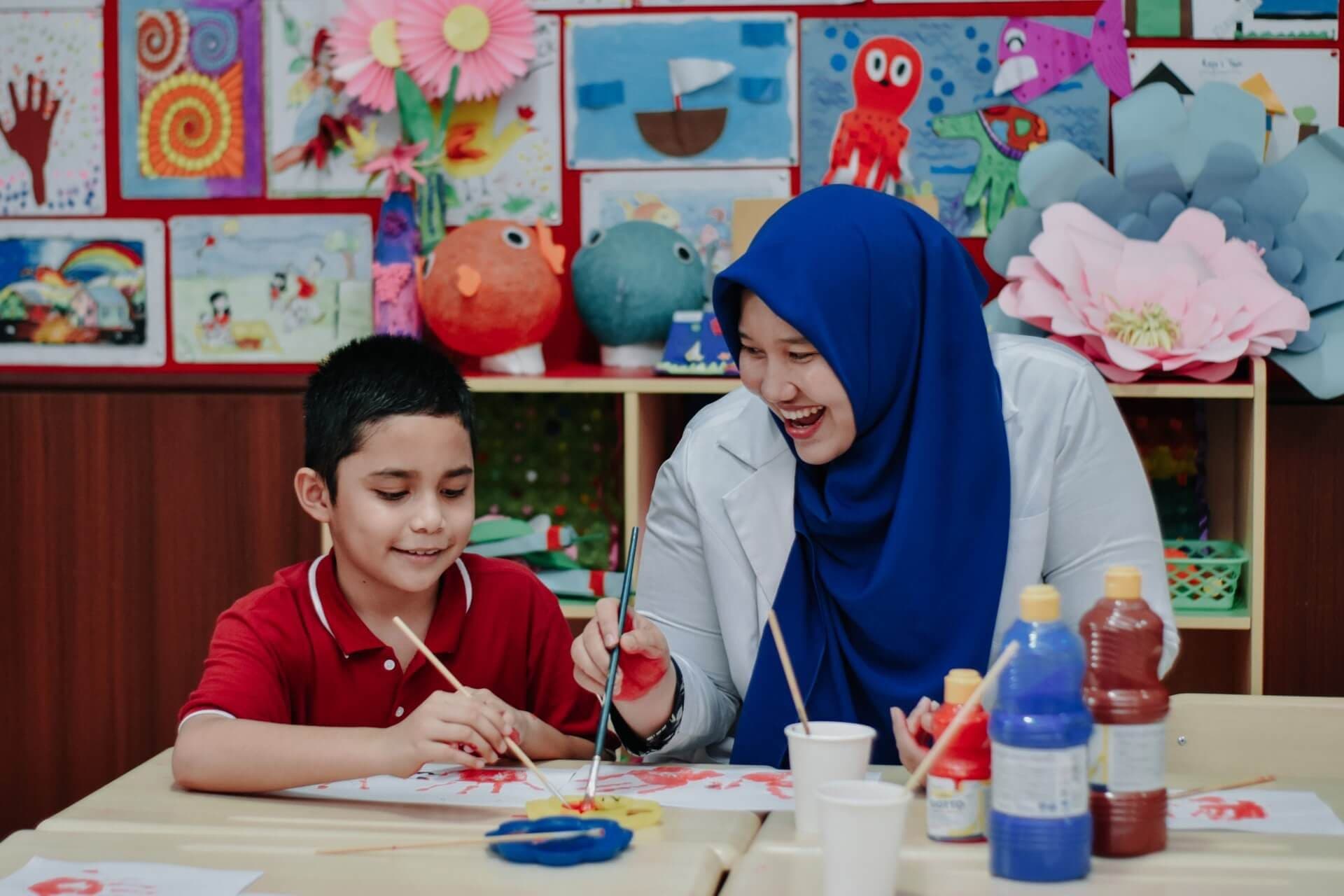 Guru melukis bersama siswa di ruang seni