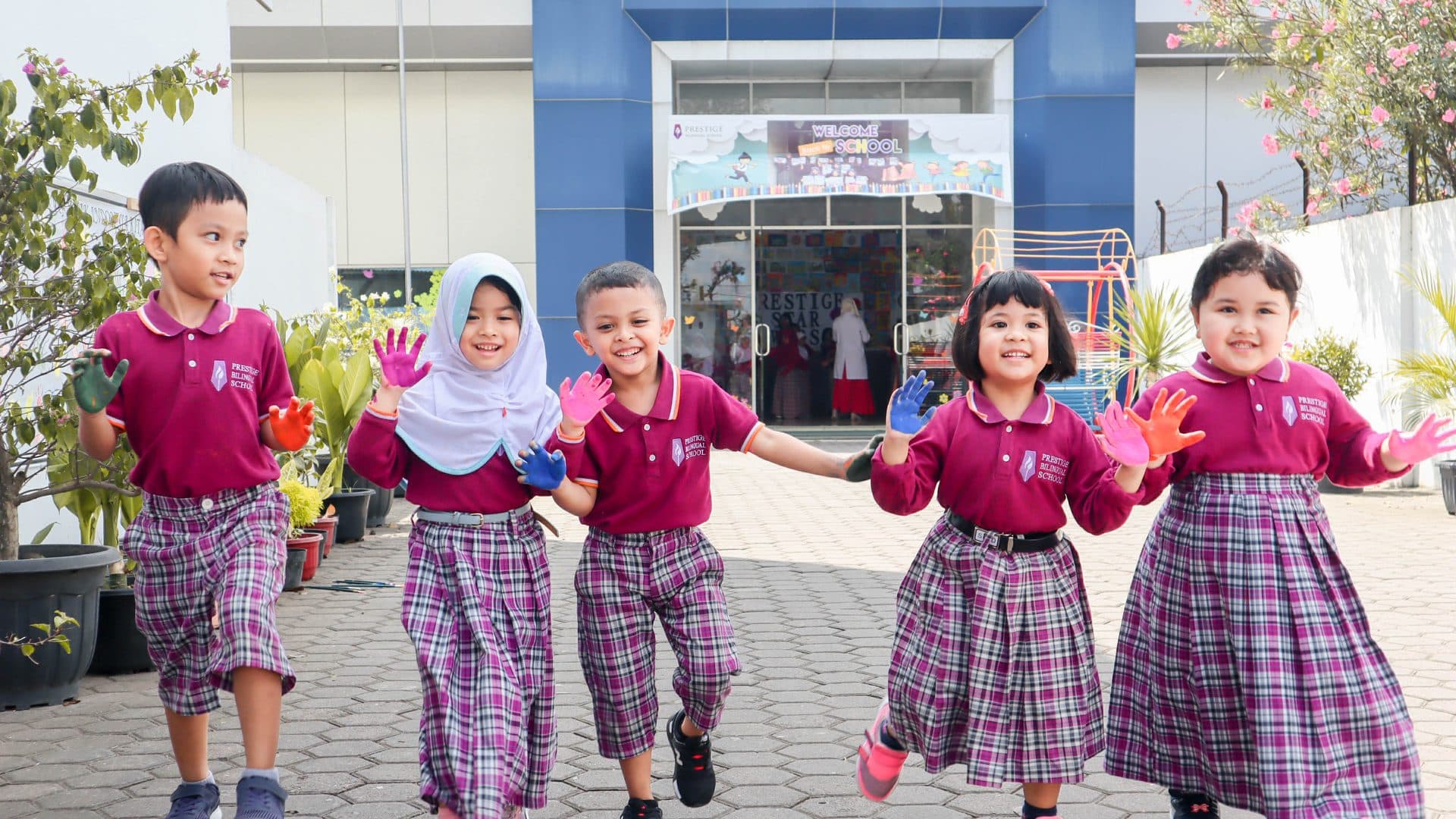 Siswa Prestige Bilingual School berlarian di halaman depan sekolah