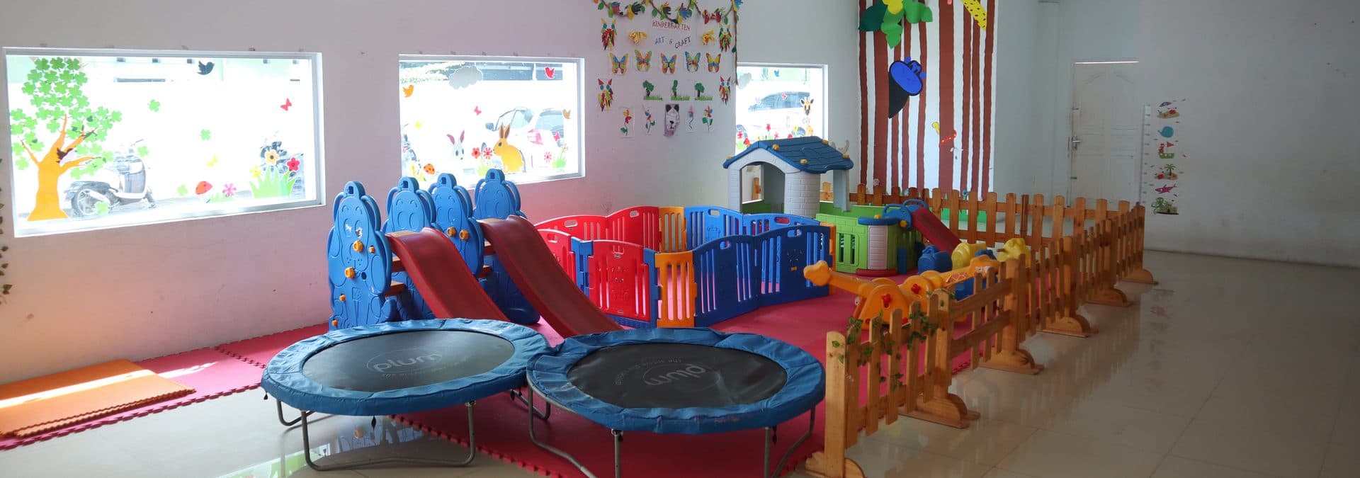 Ruang bermain dengan perosotan dan trampolin