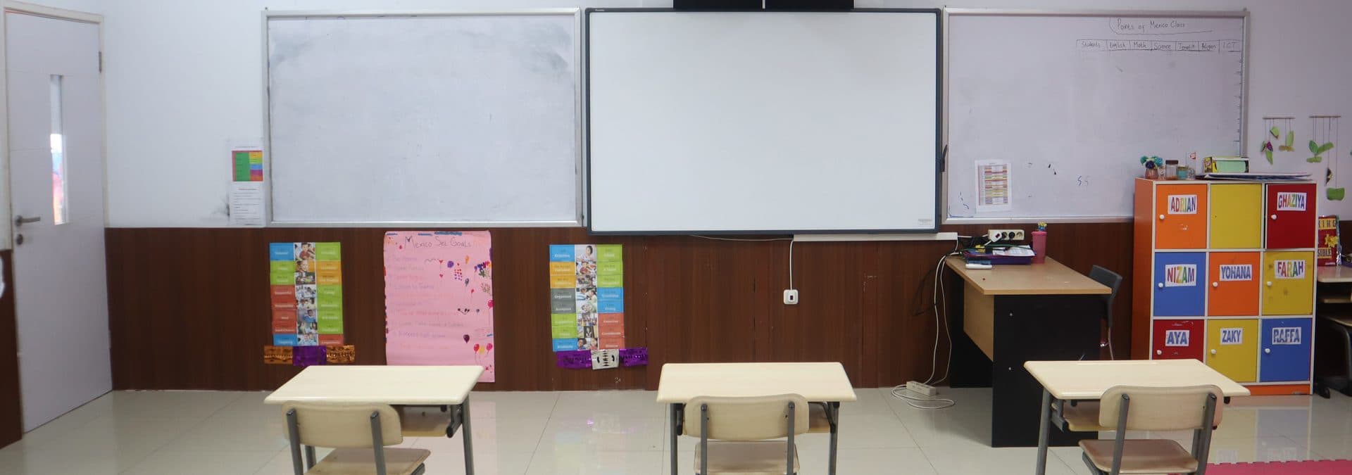 Ruang kelas dengan papan tulis interaktif