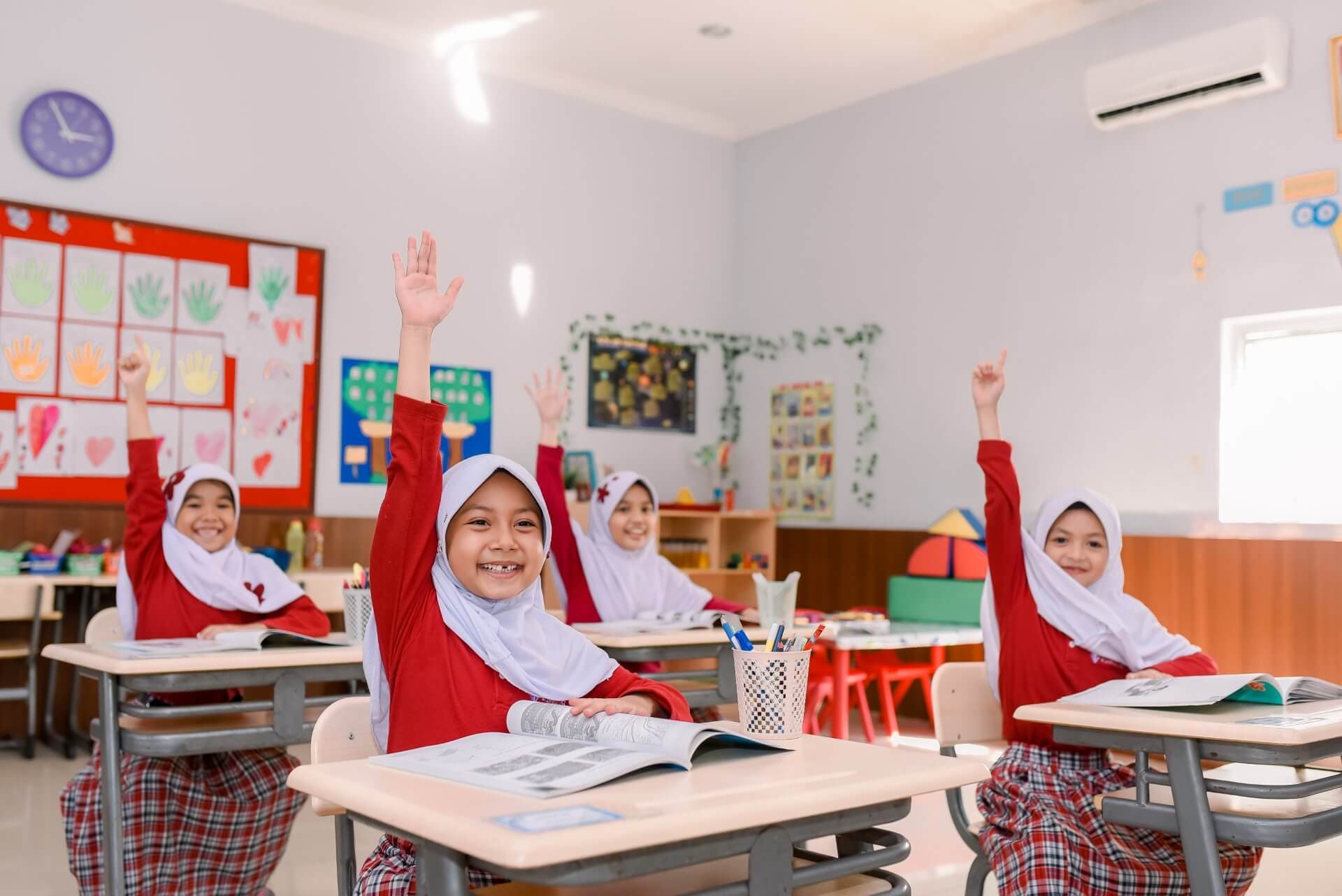 Siswa Sekolah Dasar Prestige mengangkat tangan dengan antusias saat pelajaran di kelas