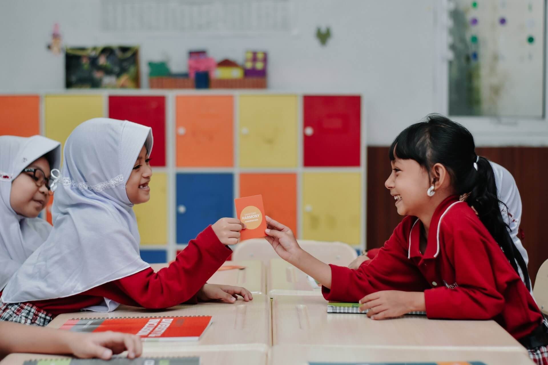 Siswa SD Prestige Bilingual School Medan berdiskusi berpasangan dengan kartu pembelajaran SEL di kelas